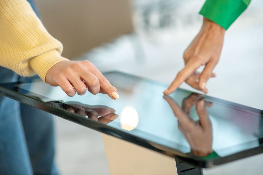 10 Benefits of Using Smart Interactive Touch Screens For Office